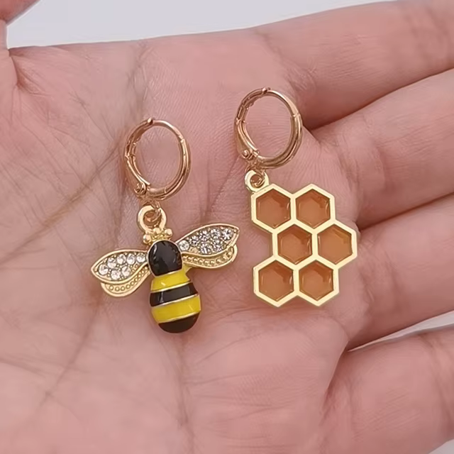 Anting Lebah dengan Sarang Madu